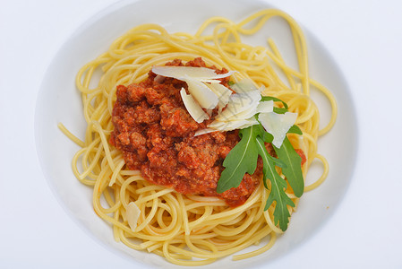 斯帕盖蒂意大利意大利,腊肠,酱汁与西红柿,肉奶酪个普通的白色盘子背景