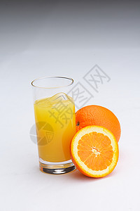 新鲜橙汁刷新健康机饮料分离白色背景图片