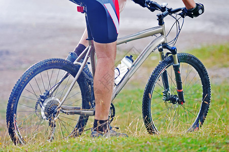 健康的生活方式健身理念与骑自行车男子户外高清图片