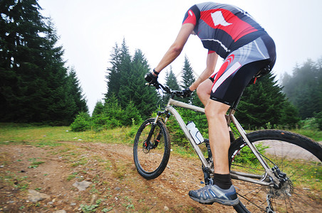 健康的生活方式健身理念与骑自行车的人谁骑自行车户外高清图片
