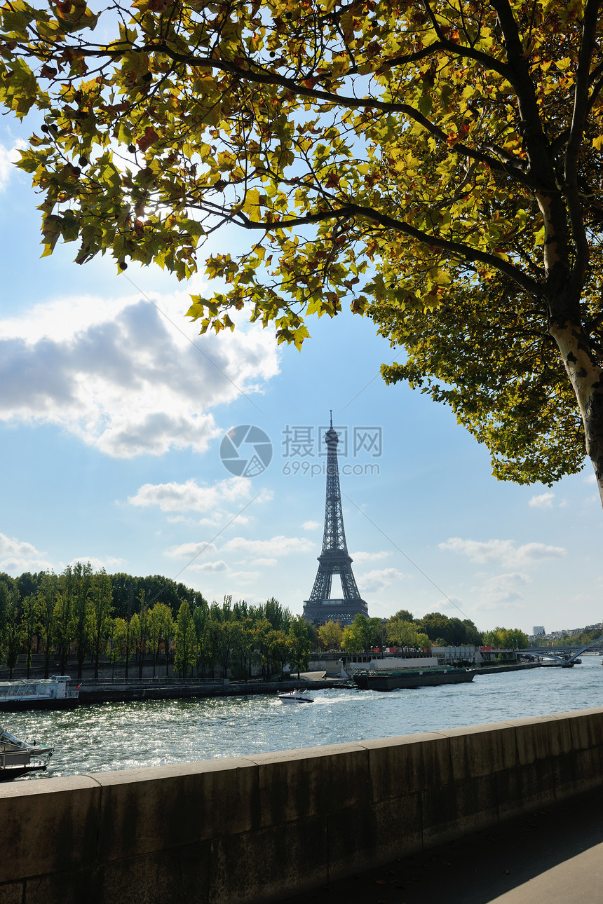 埃菲尔铁塔巴黎,天的旅游旅游景点上,天空湛蓝图片