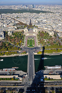埃菲尔铁塔巴黎,天的旅游旅游景点上,天空湛蓝图片