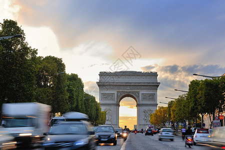 美丽的夜景与汽车交通匆忙埃夫宁的凯旋门,巴黎,法国高清图片