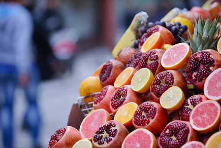 丰富多彩的水果背景展示传统的当地市场上,准备制作新鲜果汁饮料图片