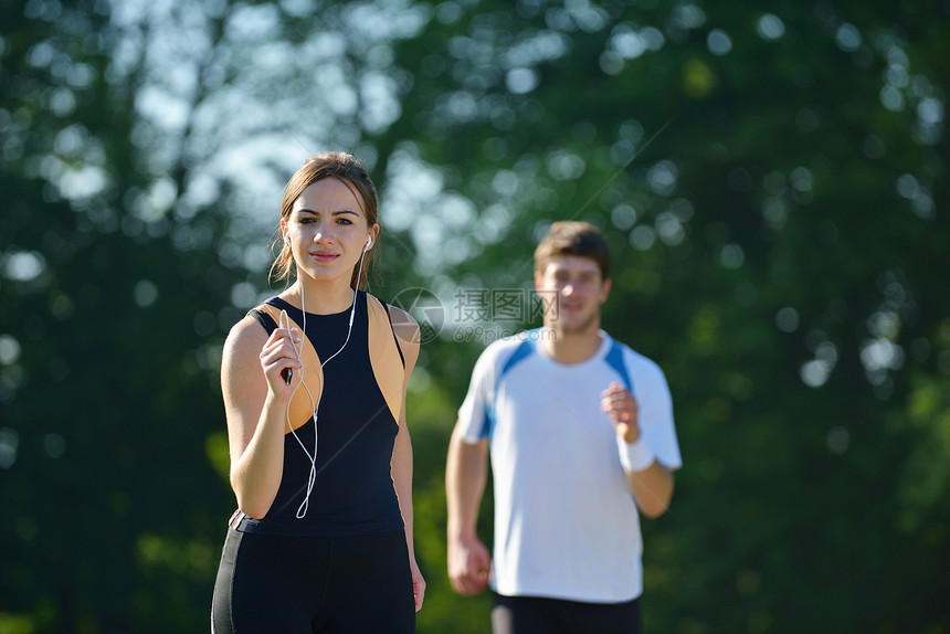轻夫妇早上公园慢跑健康健身的图片