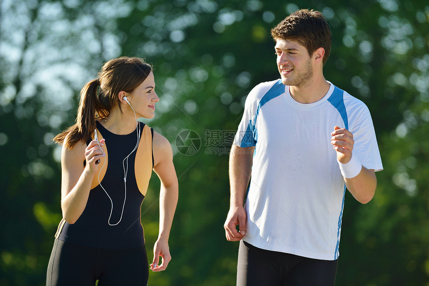 轻夫妇早上公园慢跑健康健身的图片
