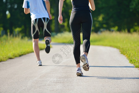 轻夫妇早上公园慢跑健康健身高清图片