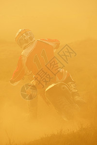摩托车越野自行车场比赛中代表速度力量的,极限男子运动图片