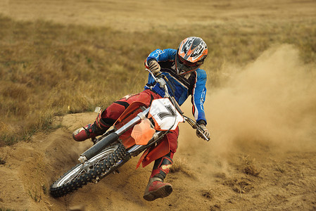 摩托车越野自行车场比赛中代表速度力量的,极限男子运动背景图片