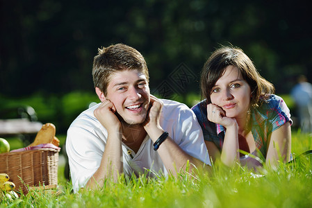 快乐的轻浪漫情侣夏天的户外野餐图片