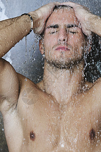 男人淋浴洗发水运动员高清图片