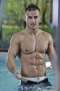 轻,健康,好看,男子气概的模特运动员酒店室内游泳池背景图片