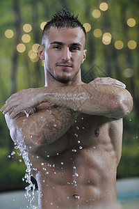 轻,健康,好看,男子气概的模特运动员酒店室内游泳池背景图片