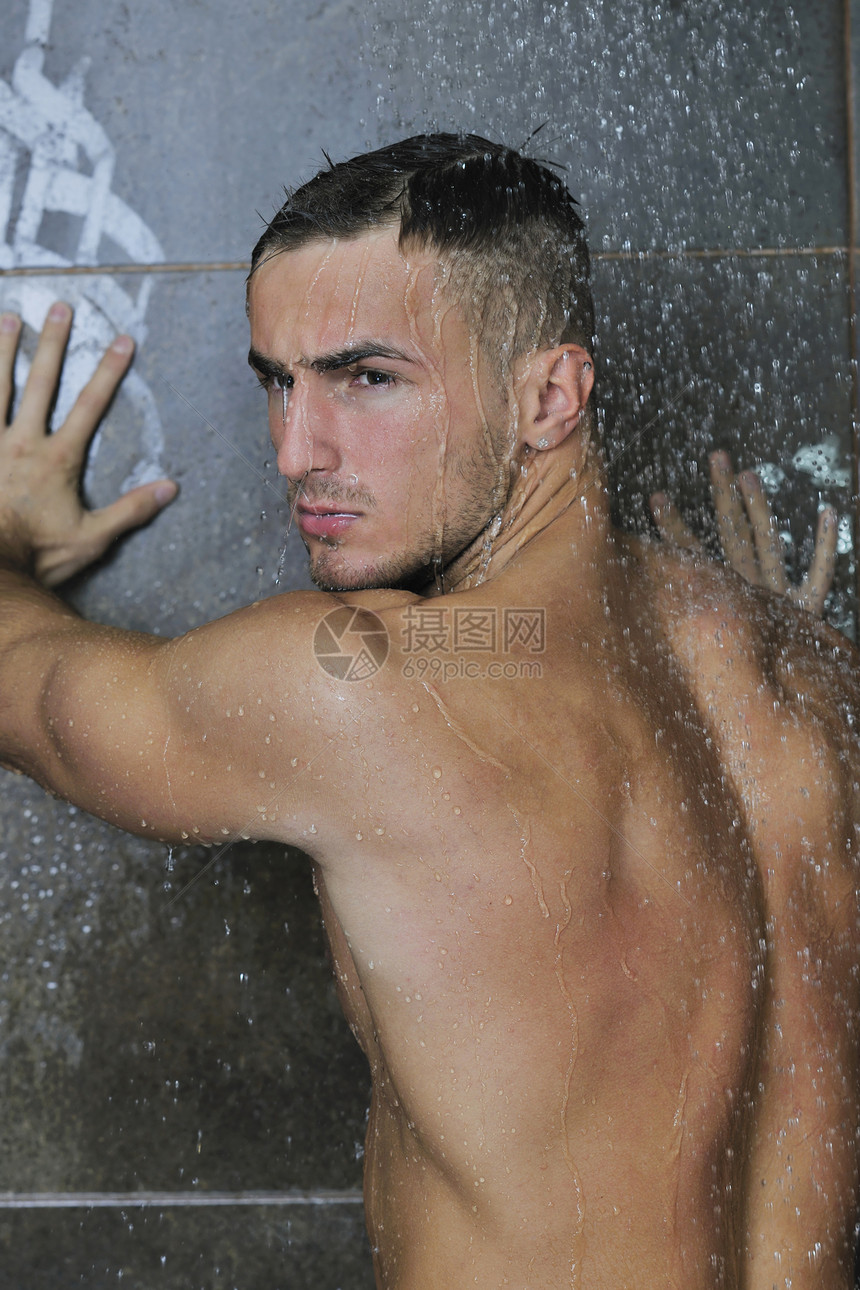 轻,英俊,吸引力的男人,肌肉,身体湿,洗澡时用黑色瓷砖背景上图片