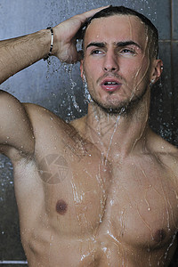 轻,英俊,吸引力的男人,肌肉,身体湿,洗澡时用黑色瓷砖背景上背景图片