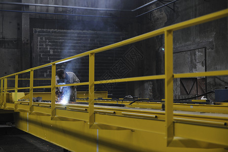 硬钢铁工业工人工厂室内用焊接机工作图片