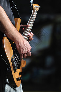 轻的音乐演奏者演奏吉他乐器图片