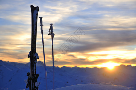 山雪滑雪与美丽的日落背景图片