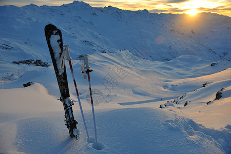 山雪滑雪与美丽的日落背景高清图片