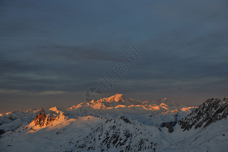 山雪清新日落滑雪胜地法国山谷背景图片