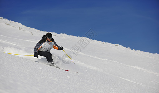 滑雪者美丽的阳光明媚的日子里,冬季免费骑下山图片
