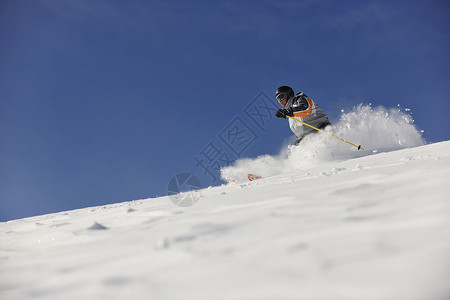粉末背景免费模版男子滑雪免费骑下山冬季,美丽的晴天粉末雪背景