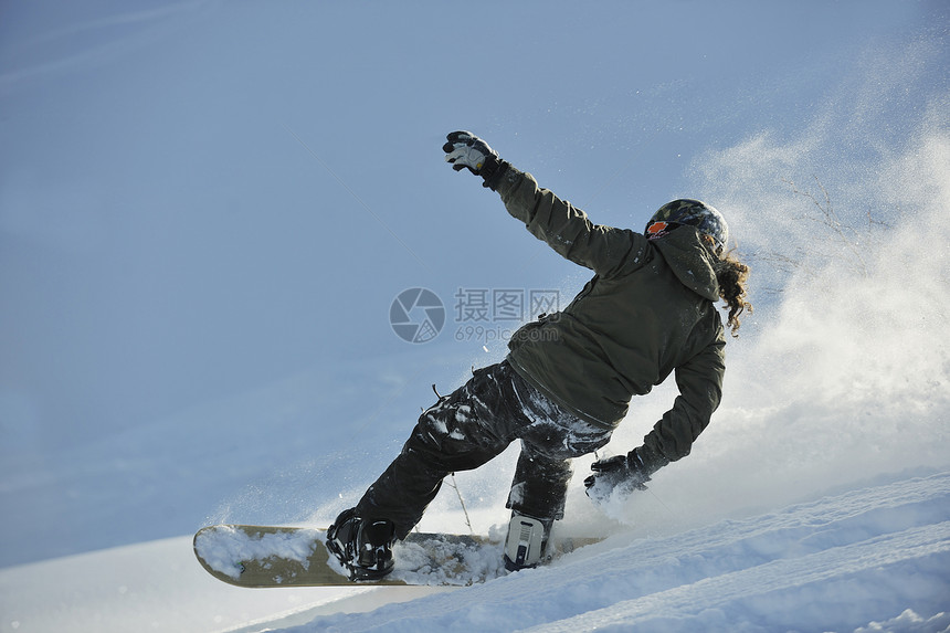 自由式滑雪板跳跃骑自由风格阳光明媚的冬季山上图片