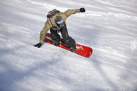 自由式滑雪板跳跃在阳光明媚的冬季山上图片
