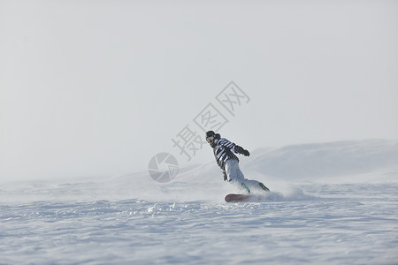 比格拉斯尼卡自由式滑雪板跳跃骑自由风格阳光明媚的冬季山上背景