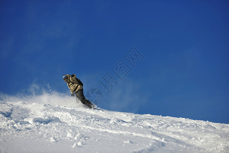 比格拉斯尼卡自由式滑雪板跳跃骑自由风格阳光明媚的冬季山上背景