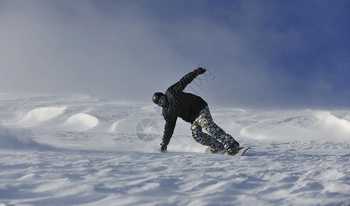 比格拉斯尼卡自由式滑雪板跳跃骑自由风格阳光明媚的冬季山上背景