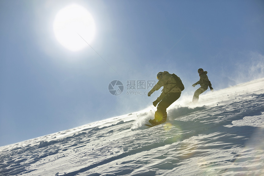 自由式滑雪板跳跃骑自由风格阳光明媚的冬季山上图片