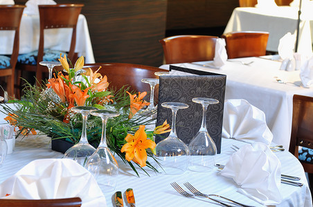 豪华餐厅带空眼镜的桌子图片