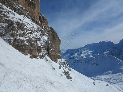 荒野斜坡冬季自然景观与山上新鲜的雪背景