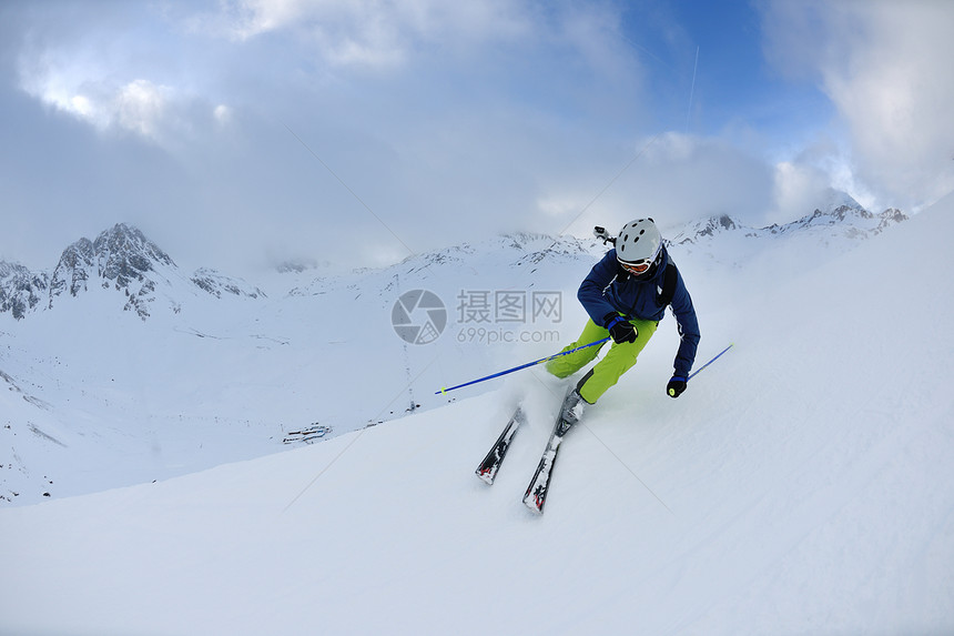 滑雪者新鲜的粉末雪上滑雪,背景太阳山脉图片