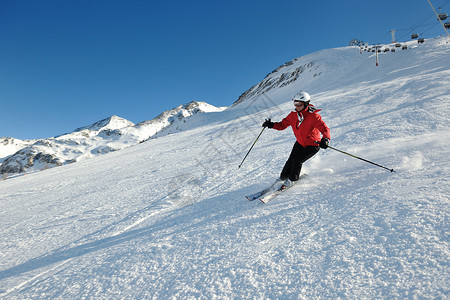 滑雪者从山坡上滑下高清图片