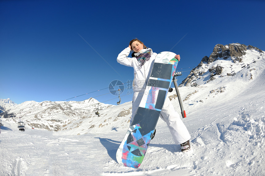 新鲜的粉末雪上滑雪下坡,背景太阳山脉图片