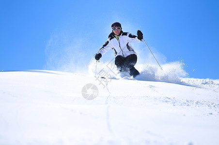 冬季妇女滑雪运动乐趣旅游雪图片