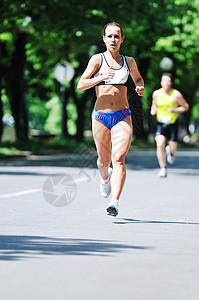 轻女子跑马拉松重塑健身运动图片