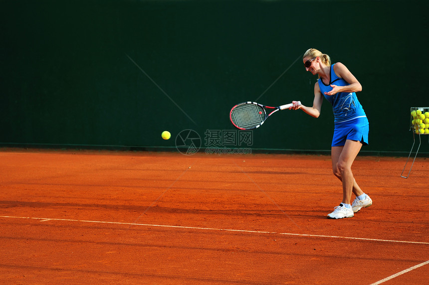 女人户外练网球运动图片