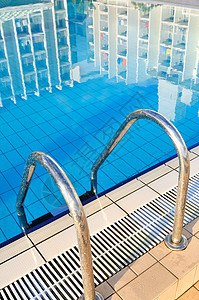 豪华酒店的室外游泳池背景图片