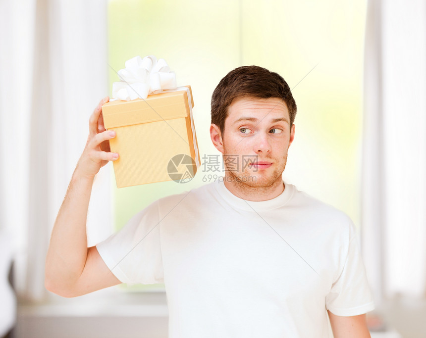 礼物,礼物庆祝男人穿着白色T恤礼品盒图片