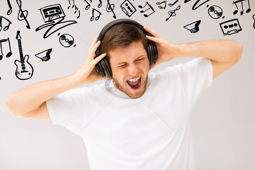 音乐技术带耳机听响亮音乐的轻人图片