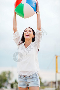 暑假,假期海滩活动女孩海滩上打球图片