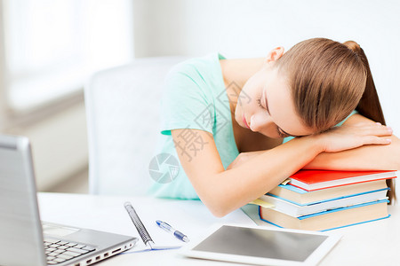 教育技术疲惫的学生睡堆书上图片