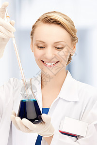 医疗保健,实验室医疗女化学家持灯泡与化学品图片