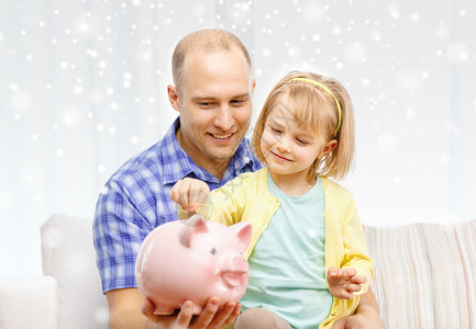 家庭,孩子,金钱,投资快乐的人的快乐的父亲女儿与大粉红色储蓄罐图片