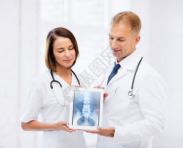 医疗保健医疗放射学两名医生平板电脑上图片