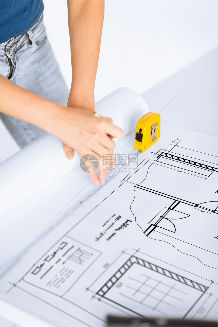 建筑家居翻新建筑师蓝图上用灵活的标尺绘制图片