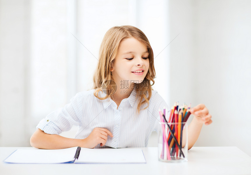 教育学校小学生女孩学校用铅笔画画图片